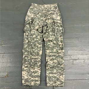 - Vintage US military cargo baggy pants